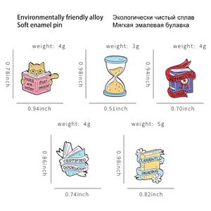 เข็มกลัดโลหะรูปหนังสือการ์ตูนน่ารักสำหรับนักเรียน รูปทรงนาฬิกาทราย พิมพ์ลายแบบไดคัท งานโลหะแข็งแรง ขายส่ง - Product Image 5