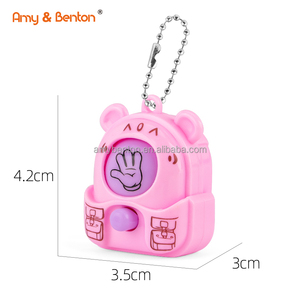 <span class=keywords><strong>Rock</strong></span> <span class=keywords><strong>Paper</strong></span> <span class=keywords><strong>Scissors</strong></span> Juguete aleatorio Mini juguete Juego de adivinanzas Llavero para niños Favores de fiesta Premio de aula Suministros para fiestas - Product Image 3