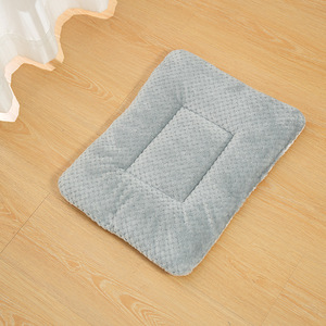 Alfombra Refrescante para Perros y Gatos, Cuadrada, de Felpa Gruesa y Cálida para Todas las Estaciones, con Forro de Coral - Product Image 6