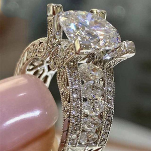 Elegante Anello di Fidanzamento Classico Solitario per Donne, Gioiello in Ottone con Diamante Sintetico Scintillante, Idea Regalo - Product Image 2