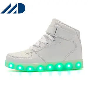 Toptan spor ayakkabılar erkekler ve çocuklar için spor ayakkabılar ışıklı ayakkabı çocuk kız erkek Led Sneaker yetişkin