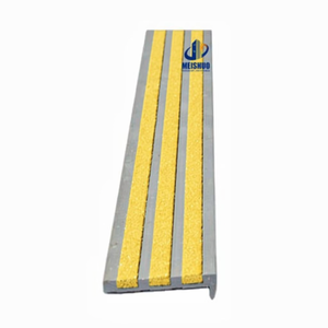 Protections d'escalier antidérapantes jaunes, marches d'escalier modernes en aluminium, bordures blanches avec bandes de <span class=keywords><strong>carborundum</strong></span> pour la sécurité des escaliers d'hôtel - Product Image 1