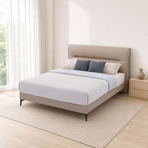 Lit avec tête de lit incurvée, panneau capitonné à volants, cadre en cuir rembourré, pieds en métal, taille King, pour chambre de villa - Product Image 1