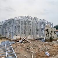 Structure en acier léger préfabriquée - Montants et rails résistants au vent et isolés pour unités d'habitation complémentaires