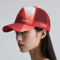 Gorra Trucker Roja de Malla con Logotipo Bordado en Bloques de Color, Ajustable, Unisex, Casual, para Primavera/Verano, Diseño de 6 Paneles