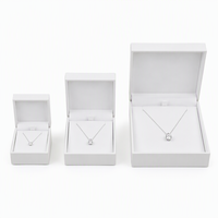 Boîte à collier en carton blanc avec bordure dorée, fermeture magnétique, emballage de bijoux personnalisé avec logo pour pendentif en perle, vente en gros