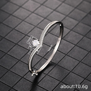 Bracciale rotondo con design a corona per donna, gioielli da polso eleganti e alla moda, di lusso leggero, per abbinamenti con abiti da festa - Product Image 2