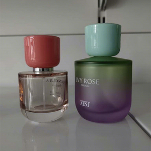 Flacone di Profumo Cilindrico in Vetro con Fondo Curvo Personalizzato da 30 <span class=keywords><strong>mL</strong></span>, <span class=keywords><strong>50</strong></span> <span class=keywords><strong>mL</strong></span>, 100 <span class=keywords><strong>mL</strong></span> con Pompa Spray Corta per Erogazione Continua - Product Image 4