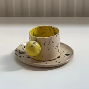 북유럽 예술 Handprinted 커피 차 컵과 접시 세트 골동품 에스프레소 컵 세트 라운드 핸들 디자인