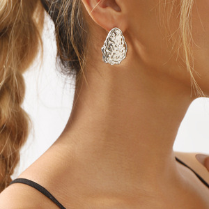 Boucles d'oreilles Design chic Texture de lave irrégulière Boucles d'oreilles pour femmes - Product Image 4