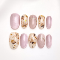 Ongles press-on faits main, rose clair effet œil de chat, fleurs peintes à la main, feuille d'or, ongles ovales délicats
