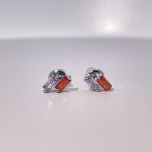 Pendientes de Botón Clásicos y Sencillos para Mujer, de Tianyu Gems, Chapados en Oro, con Circonita Cúbica en Corte Esmeralda, Color Morado y Rojo. - Product Image 2