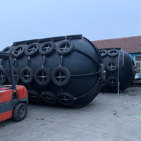 Fender pneumatique industriel en caoutchouc gonflable flottant pour transfert de navire à navire