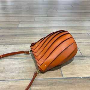 Sac à main en cuir de vache véritable de style artisanal vintage, sac à bandoulière pour femmes, sac à main de créateur de niche - Product Image 4