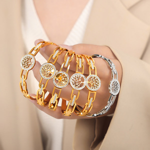 <span class=keywords><strong>Bracelet</strong></span> manchette minimaliste en acier inoxydable plaqué <span class=keywords><strong>or</strong></span> 18 carats avec motif Arbre de Vie et zircons cubiques - Product Image 4