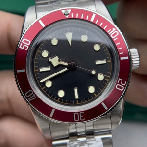 Reloj Deportivo Retro Rojo y Negro con Bisel de Titanio de 38 mm, Movimiento Mecánico Hangzhou, Alarma, Manecillas, Esfera con Cristal de Zafiro y Acero Inoxidable - Product Image 5