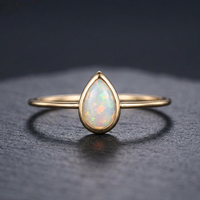 Bague fine et délicate en argent sterling 925 plaqué or avec opale sertie clos, idéale pour fiançailles, mariage, anniversaire ou comme cadeau de fête