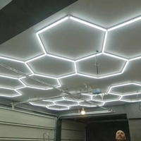 Fabrication de lumière décorative haute puissance en nid d'abeille lumière hexagonale LED suspendue pour lampe de connexion de garage de voiture