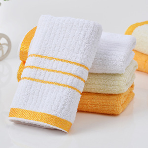 Toalla de Baño de Algodón a Rayas Blancas 30x70cm con Borde Dorado para Uso Hotelero - Product Image 2
