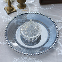 Assiette de présentation décorative en plastique bleu à bord perlé, avec bordure or, argent et perles, pour réceptions de mariage et banquets