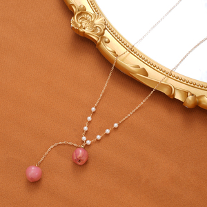 Nuova Collezione 2026: Collana Artigianale con Ciondolo a Bocciolo di Rosa e Perle Finte, Design a Y - Product Image 3