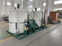 Cuve de dosage chimique semi-automatique industrielle en PE avec pompe doseuse pour usine de traitement des eaux usées de papeterie