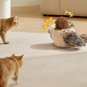 Jouet pour chaton qui couine avec plume et queue, pour le jeu autonome des chats - Product Image 3