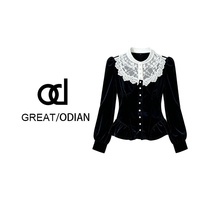 Chemisier en velours noir pour femme 1591 avec col en dentelle blanche, manches longues bouffantes, coupe ajustée élégante, haut peplum pour soirée et bureau
