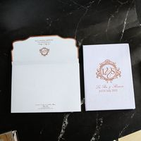 Invitation de mariage personnalisée en velours blanc avec impression en feuille d'or rose, monogramme, armoiriette et pochettes pour cartes RSVP