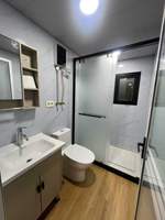 Maison préfabriquée moderne modulaire extensible en conteneur, prête à vivre, avec salle de bain et cuisine.