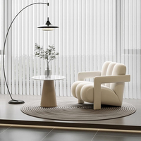 Fauteuil individuel en velours de style français, couleur crème, luxe léger ; Mobilier compact pour salon, spa médical, espace de repos, maison