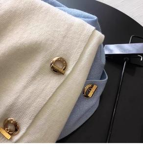 เสื้อคาร์ดิแกนถักสำหรับผู้หญิง ตกแต่งหัวเข็มขัดสีทอง คอกลม ติดกระดุมด้านหน้า สไตล์ลำลอง เหมาะสำหรับใส่ทำงาน แฟชั่น - Product Image 4