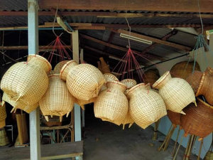 Panier de rangement tissé thaïlandais fait main en bambou naturel, organisateur décoratif pour la maison, fourni par l'usine du Vietnam - Product Image 3