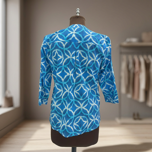 Camisa Casual 100% Algodón para Mujer – Calidad Premium |   Blusa de algodón con estampado geométrico azul para mujer, cuello en V, manga tres cuartos - Product Image 4