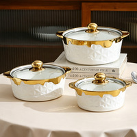 Plat à gratin en porcelaine blanche gaufrée avec bordure dorée et double poignée pour la vaisselle d'hôtel
