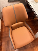 Chaise de salle à manger rembourrée moderne avec coussin lombaire, dossier haut et accoudoirs, idéale pour salle à manger, cuisine et mobilier de maison