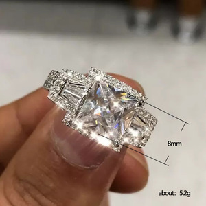 Anello quadrato con cristalli pavé per donna, elegante accessorio di moda per tutti i giorni e per feste - Product Image 5