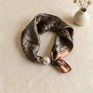 Foulard en soie avec boucle magnétique et perles, petit collier de clavicule, pendentif, écharpe pour femme - Product Image 1