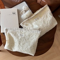Pochette de rangement simple pour maquillage et soins de la peau en gaze brodée de dentelle française avec fermeture éclair pour femme