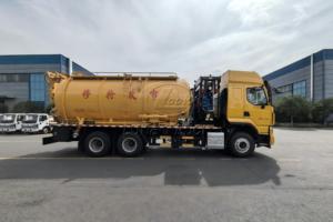 Camion de nettoyage des égouts Chenglong H5 à 10 roues, fabriqué en Chine, avec moteur auxiliaire et aspiration puissante pour le nettoyage des fosses septiques - Product Image 3