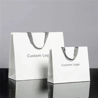 Sac en papier personnalisé avec poignée pour l'emballage de vêtements, chaussures et chaussettes