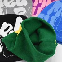 Gorro de Punto Jacquard Acrílico 100% Estilo Urbano Y2K Personalizado Wins Flying con Logotipo Estampado en Toda la Superficie