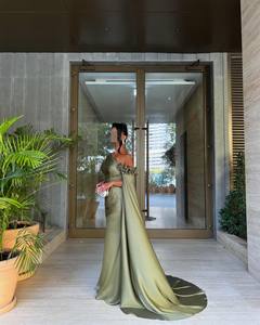 <span class=keywords><strong>Robe</strong></span> de soirée <span class=keywords><strong>arabe</strong></span> vert olive Sharon Said SF162 à épaules dénudées avec cape à fleurs 3D pour femme, <span class=keywords><strong>robe</strong></span> de mariée longue jusqu'au sol - Product Image 2