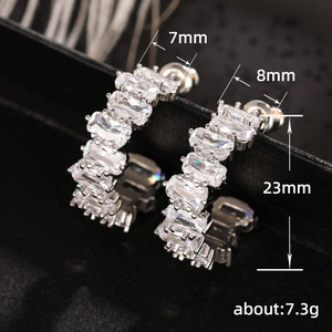 Orecchini a Cerchio Geometrici a Forma di C per Donne, con Accenti di Cristallo Quadrati e Rotondi, Accessori di Moda Minimalista - Product Image 3