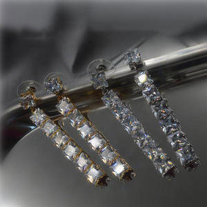 Orecchini Pendenti E1609 in Oro con Cristalli Taglio Principessa, Strass e Montatura a Griffe, Gioielli Classici Geometrici da Donna per Feste - Product Image 5