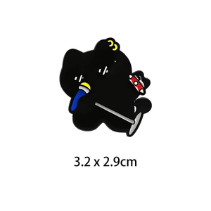 Spilla in smalto a forma di gatto nero simpatico, stile cartone animato, con gattino che suona chitarra, batteria, tastiera e canta, per amanti della musica - Product Image 3