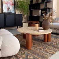 Table basse de luxe légère avec base en bois d'hévéa et plateau en travertin irrégulier, table basse moderne pour appartement