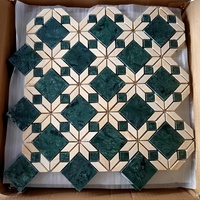 Mosaïque de marbre beige et vert, design rétro classique du milieu du siècle, parquet mural et de sol en pierre découpée au jet d'eau