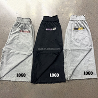 Shorts amples en molleton à jambes larges avec logo personnalisé, ourlet effiloché, taille élastique à volants, empiècement à carreaux et poche arrière, style streetwear