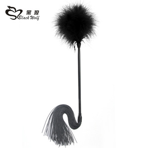 Látigo de Silicona con Pluma de Lobo Negro, Juguete Erótico para Adultos - Product Image 1